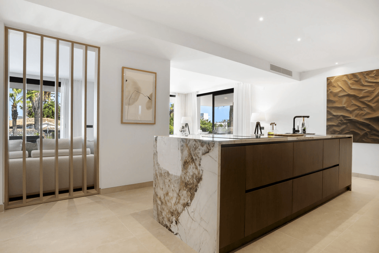 Luxurious Chalet for Sale in Marbella, Costa del Sol - 4 Beds, 5 Baths
