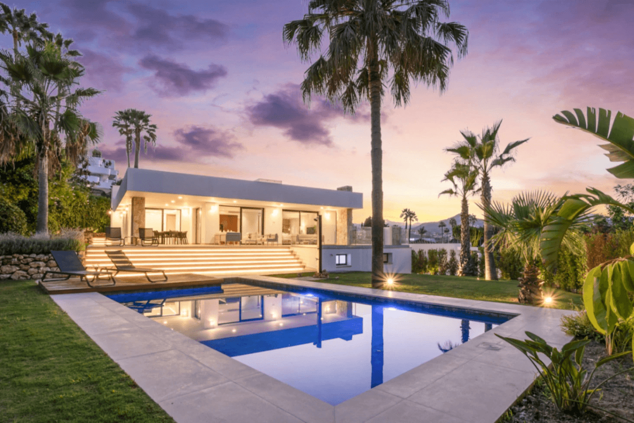 Luxurious Chalet for Sale in Marbella, Costa del Sol - 4 Beds, 5 Baths