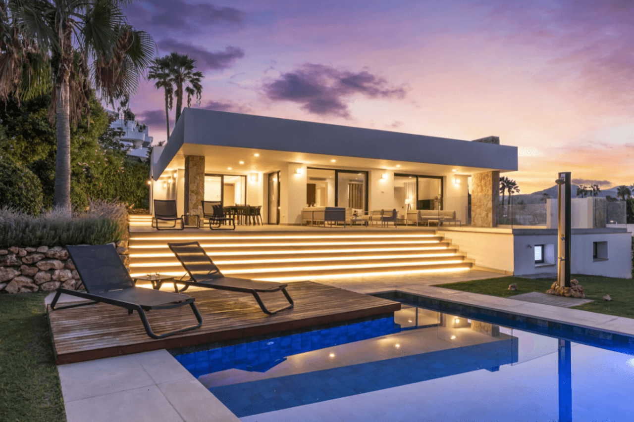 Luxurious Chalet for Sale in Marbella, Costa del Sol - 4 Beds, 5 Baths