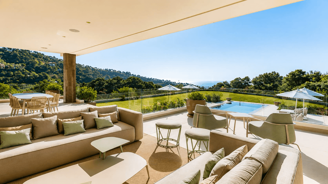 Luxurious 6-Bedroom Villa for Sale in Benahavís, Costa del Sol