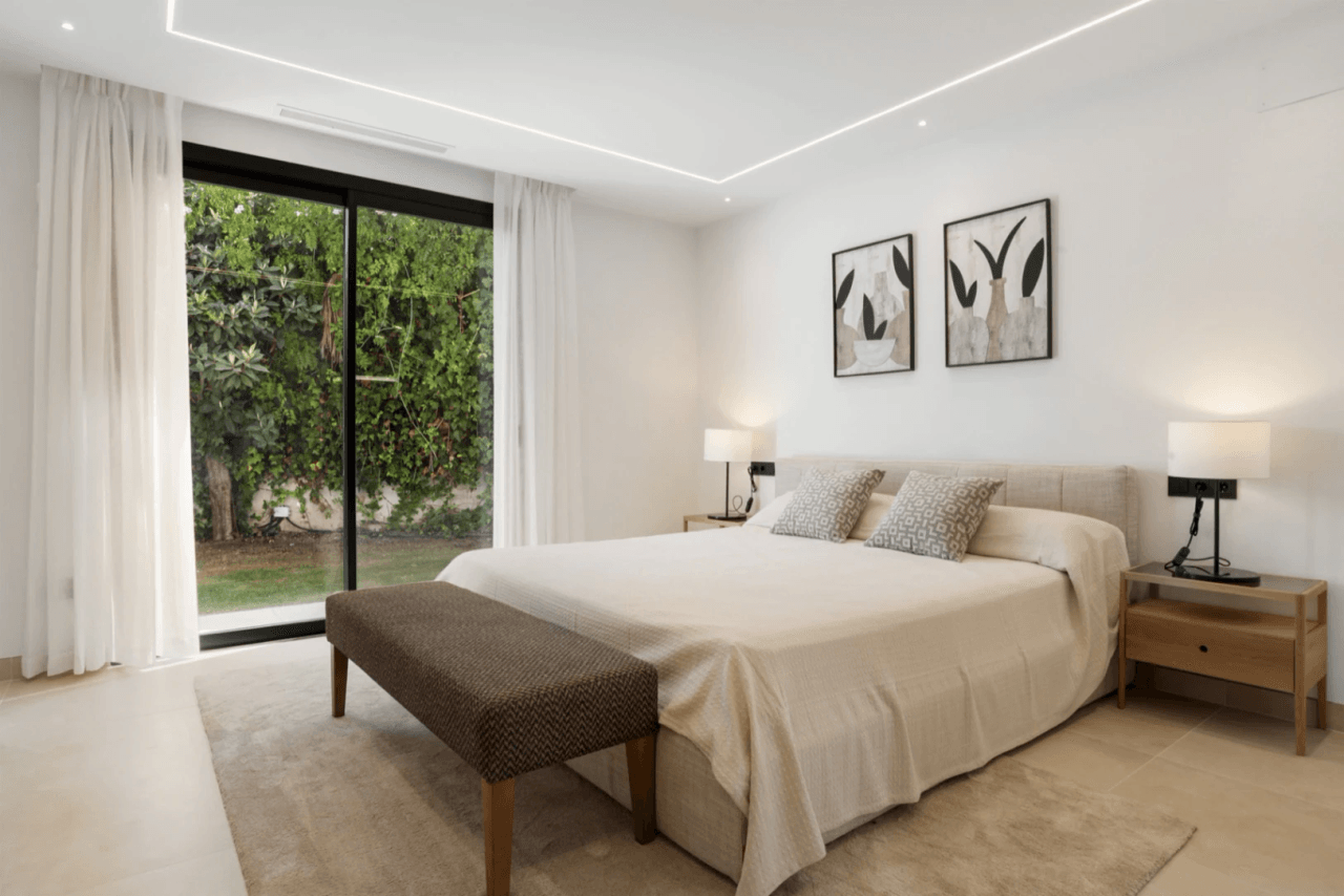 Luxurious Chalet for Sale in Marbella, Costa del Sol - 4 Beds, 5 Baths