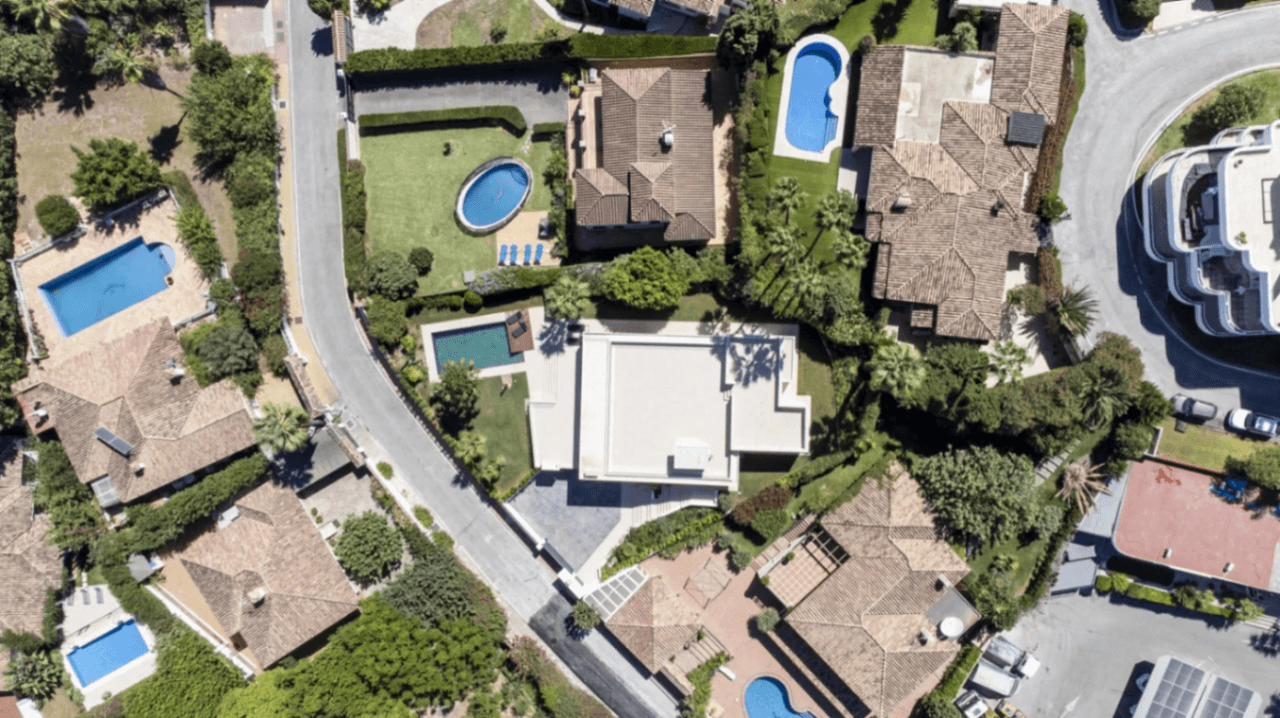 Luxurious Chalet for Sale in Marbella, Costa del Sol - 4 Beds, 5 Baths
