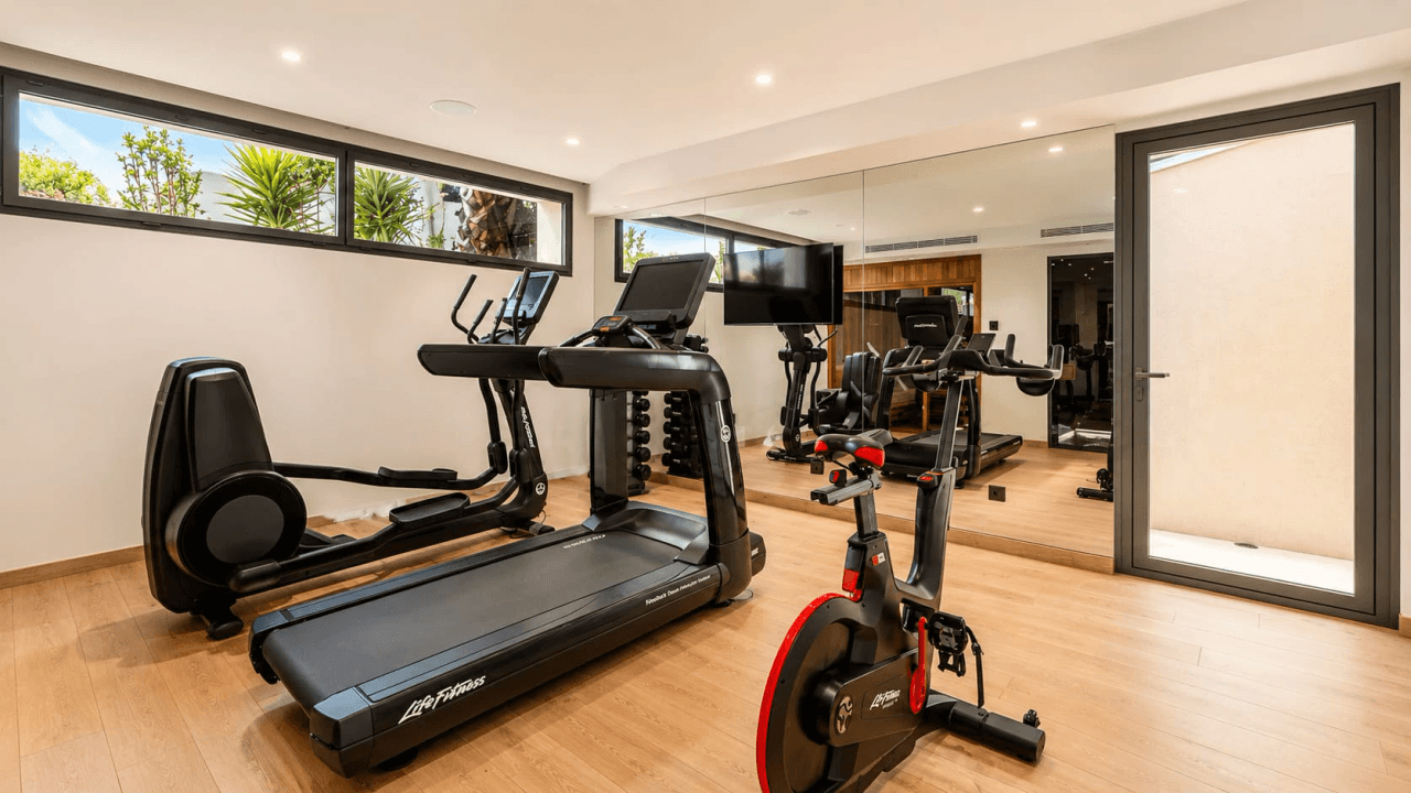 Luxurious 6-Bedroom Villa for Sale in Benahavís, Costa del Sol