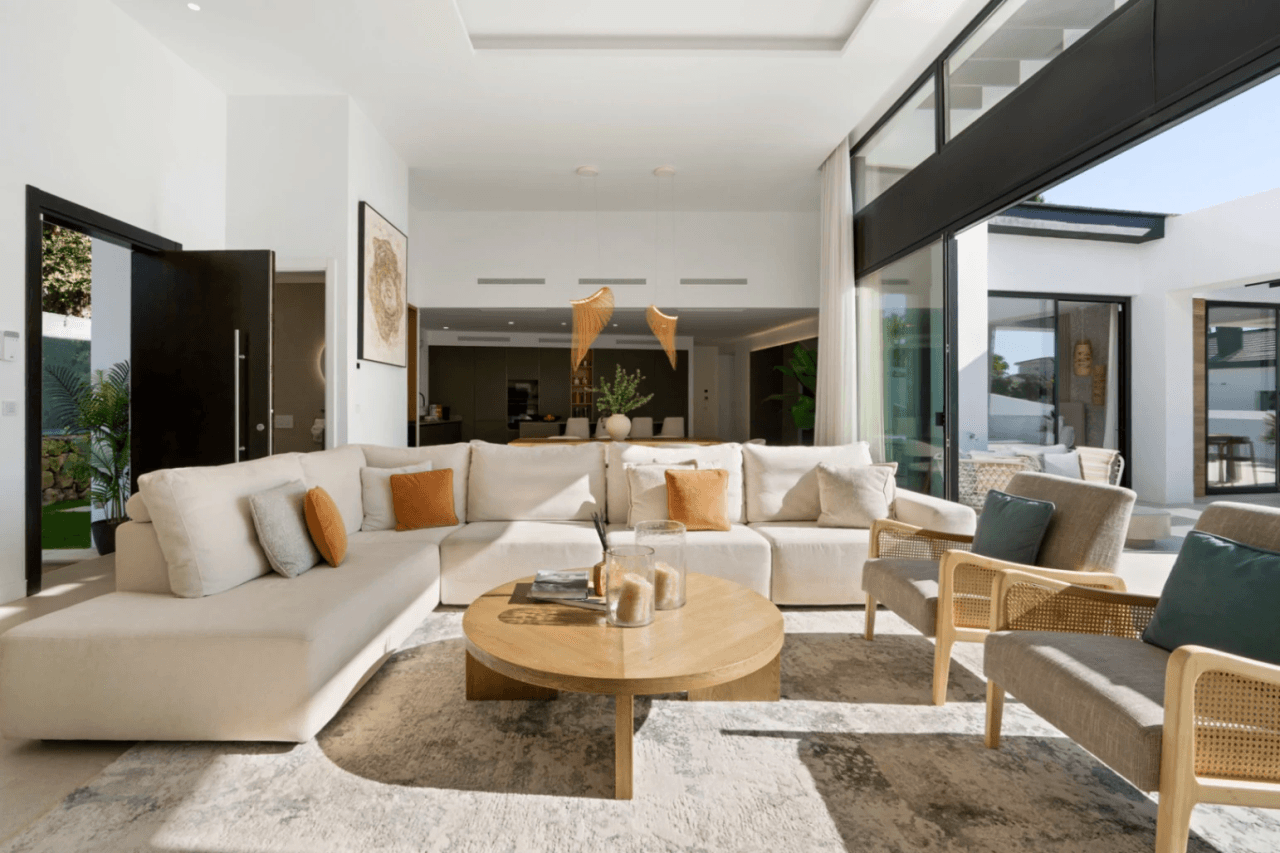 Luxurious Chalet for Sale in Marbella, Costa del Sol - 6 Bedrooms