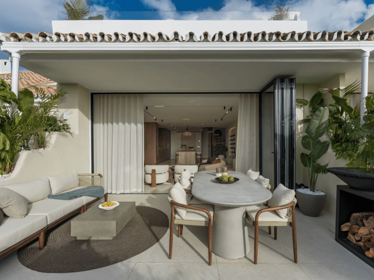 High-End Renovated Townhouse in Altos de Aloha