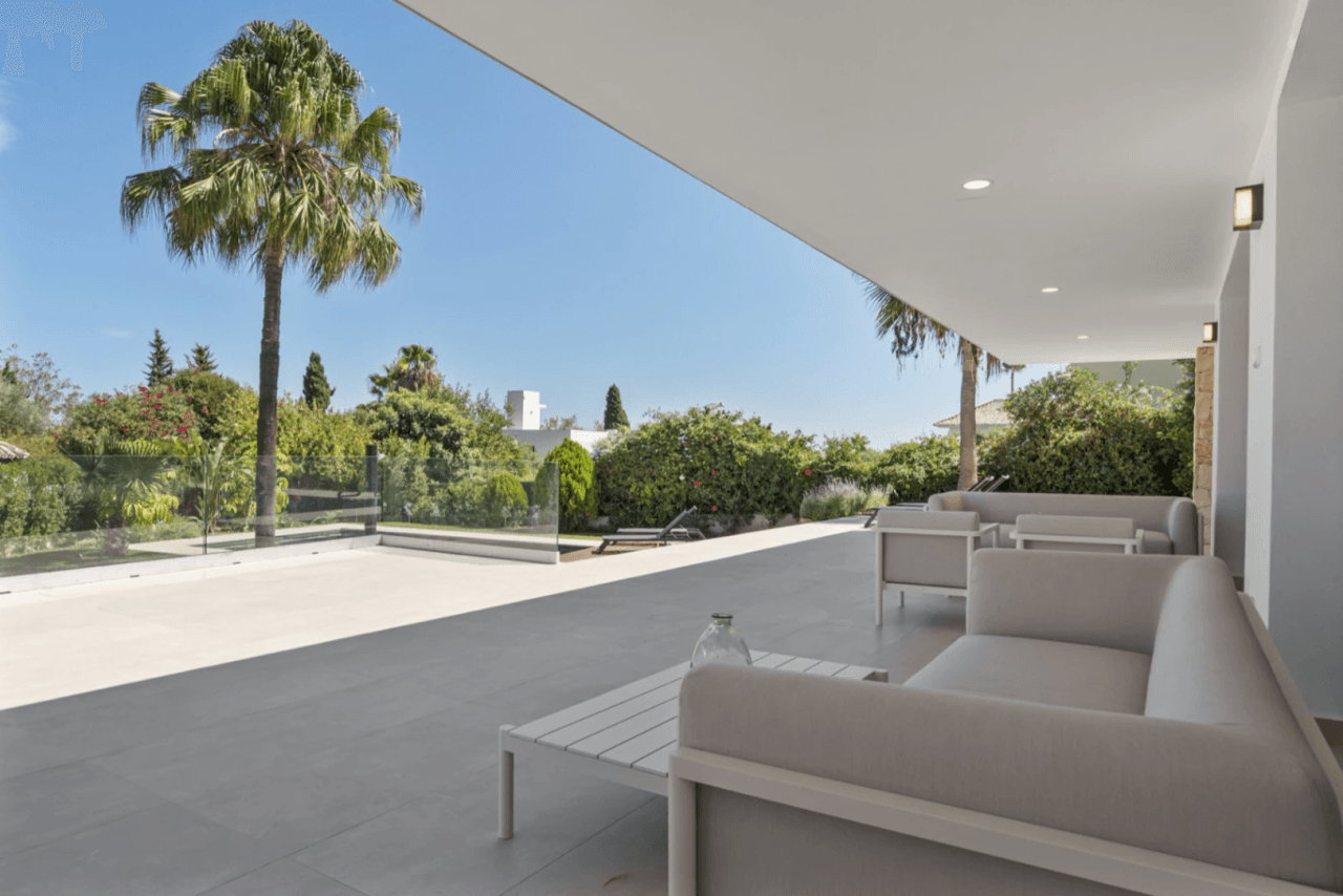 Luxurious Chalet for Sale in Marbella, Costa del Sol - 4 Beds, 5 Baths