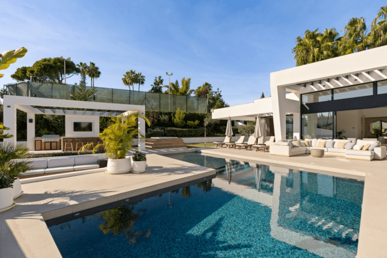 Luxurious Chalet for Sale in Marbella, Costa del Sol - 6 Bedrooms