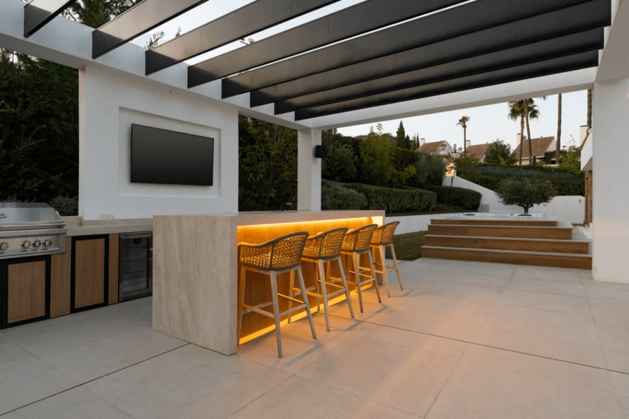 Luxurious Chalet for Sale in Marbella, Costa del Sol - 6 Bedrooms
