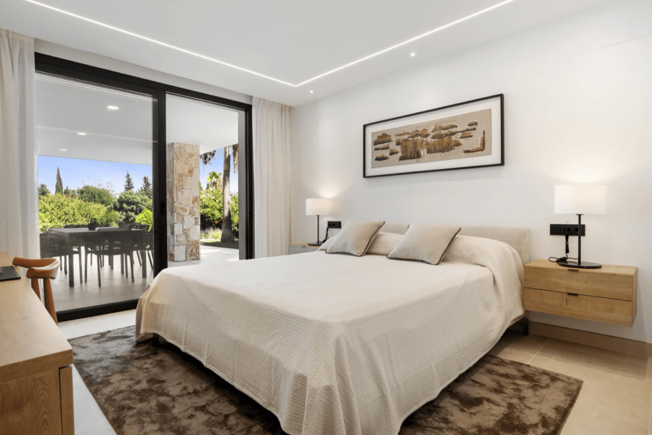 Luxurious Chalet for Sale in Marbella, Costa del Sol - 4 Beds, 5 Baths