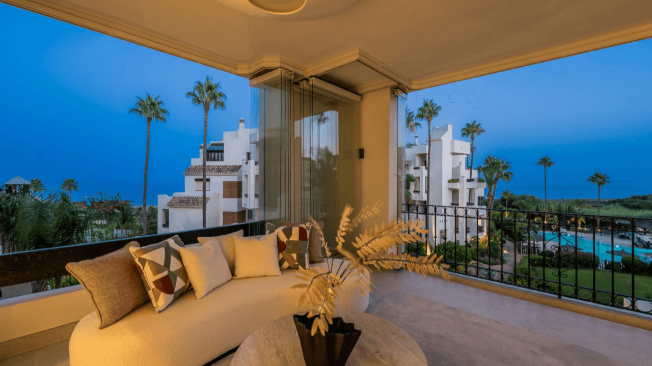 Elegant Sea View Apartment Located at Urb. Bahía del Velerín