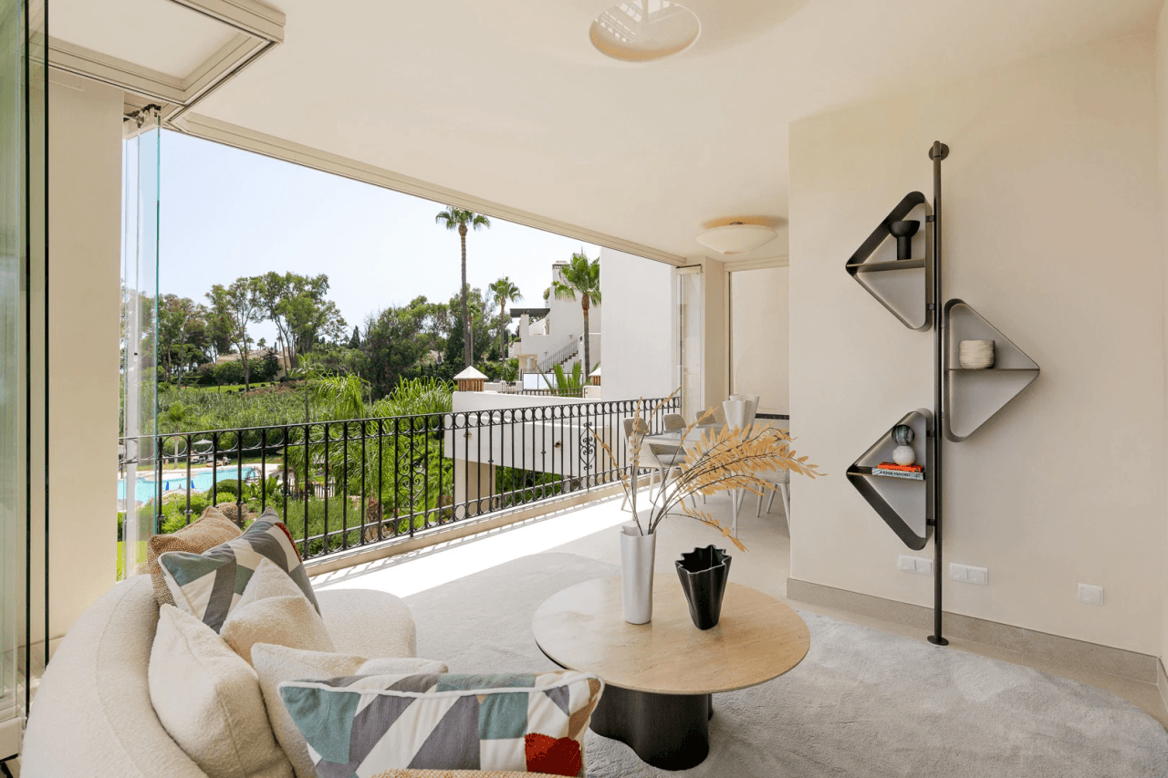 Elegant Sea View Apartment Located at Urb. Bahía del Velerín