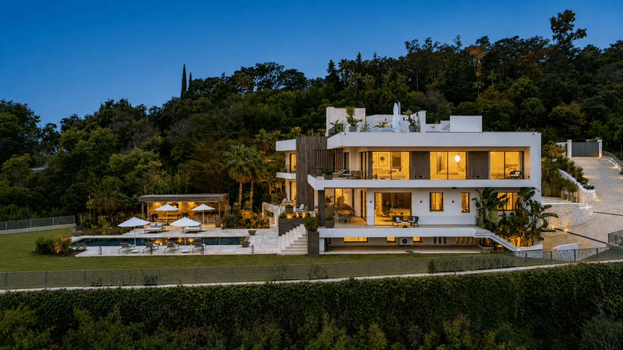 Luxurious 6-Bedroom Villa for Sale in Benahavís, Costa del Sol