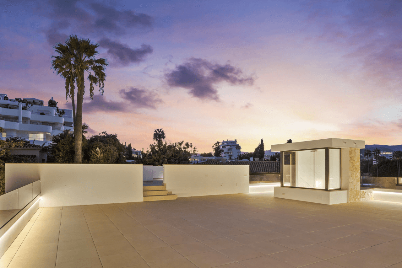 Luxurious Chalet for Sale in Marbella, Costa del Sol - 4 Beds, 5 Baths