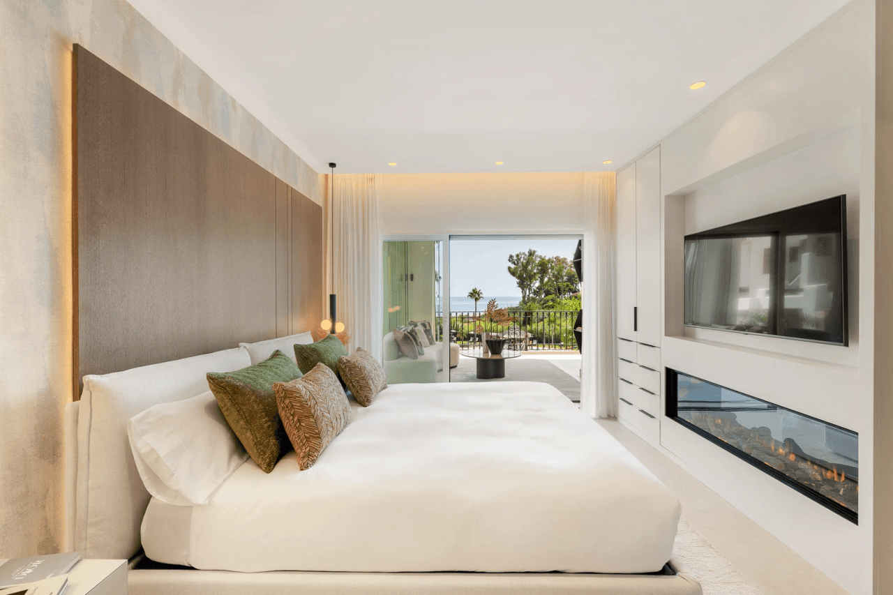 Elegant Sea View Apartment Located at Urb. Bahía del Velerín
