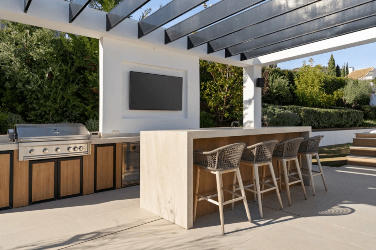 Luxurious Chalet for Sale in Marbella, Costa del Sol - 6 Bedrooms