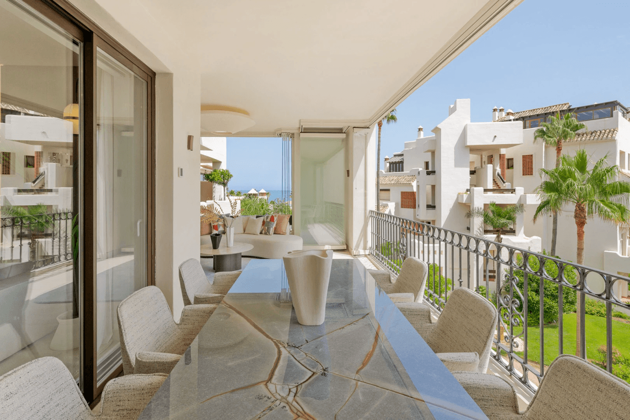 Elegant Sea View Apartment Located at Urb. Bahía del Velerín