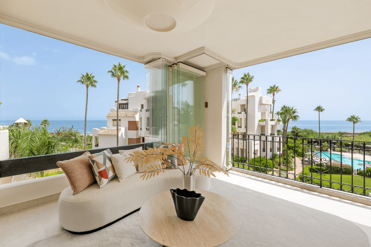 Elegant Sea View Apartment Located at Urb. Bahía del Velerín
