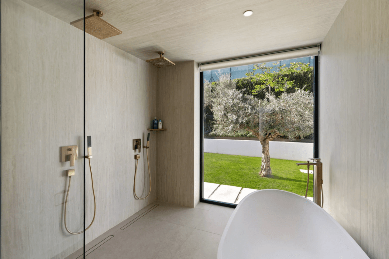 Luxurious Chalet for Sale in Marbella, Costa del Sol - 6 Bedrooms
