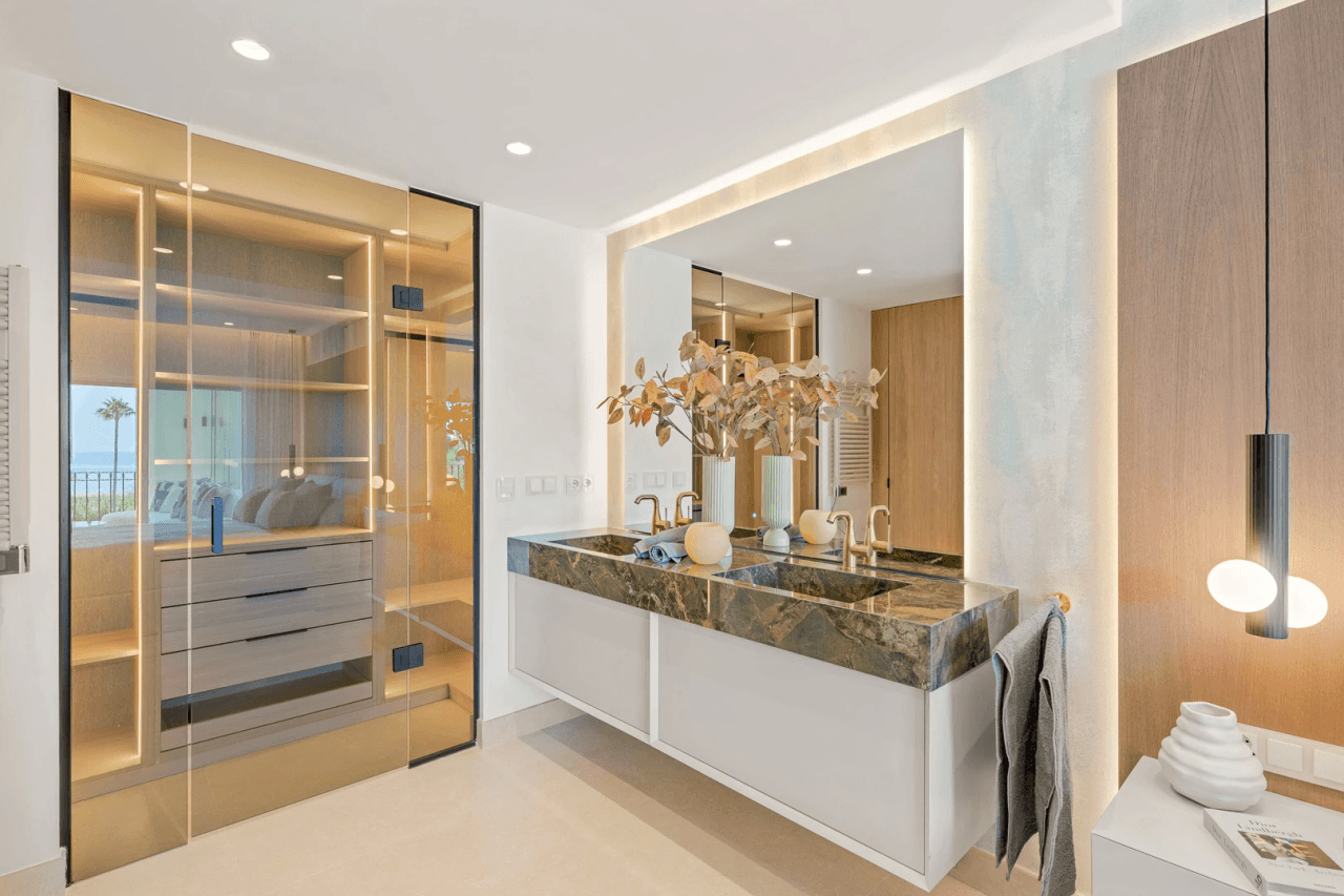 Elegant Sea View Apartment Located at Urb. Bahía del Velerín