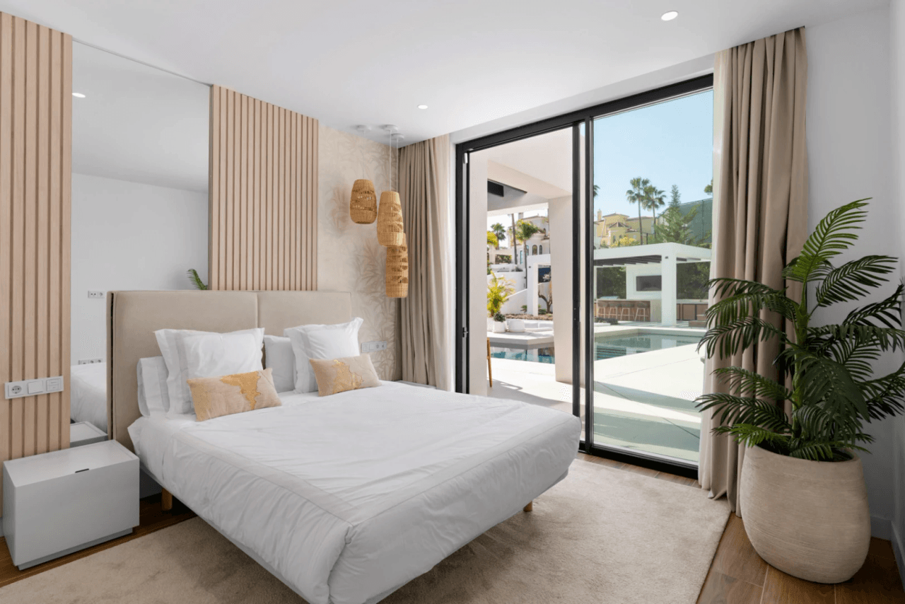 Luxurious Chalet for Sale in Marbella, Costa del Sol - 6 Bedrooms