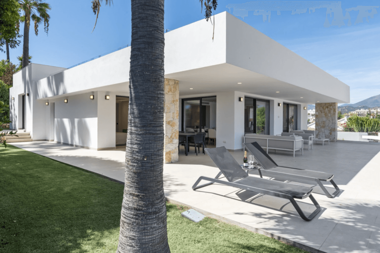 Luxurious Chalet for Sale in Marbella, Costa del Sol - 4 Beds, 5 Baths