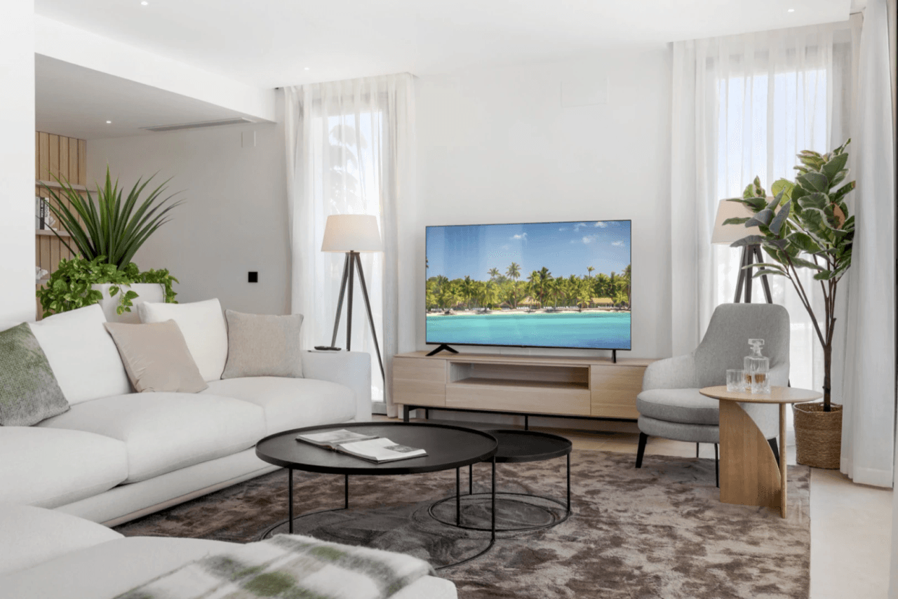 Luxurious Chalet for Sale in Marbella, Costa del Sol - 4 Beds, 5 Baths