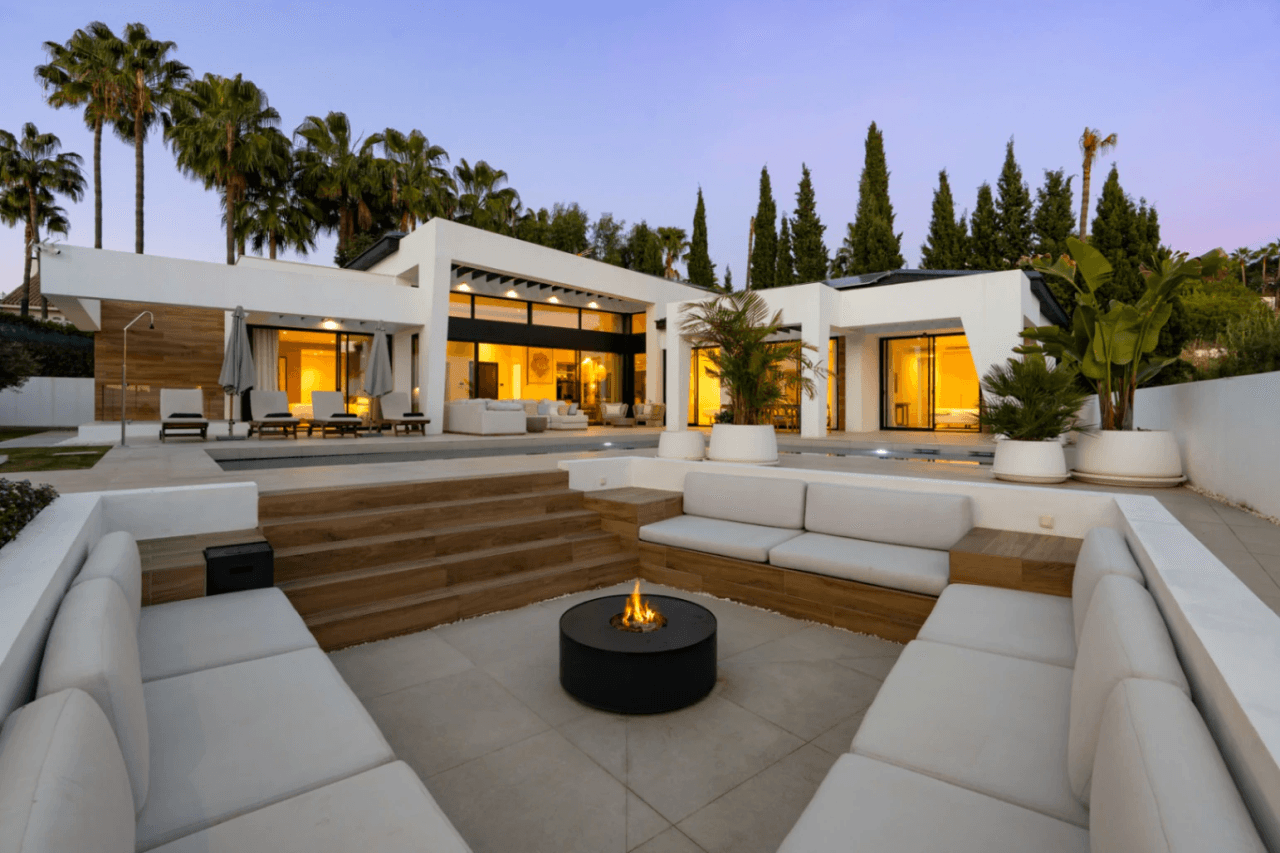 Luxurious Chalet for Sale in Marbella, Costa del Sol - 6 Bedrooms