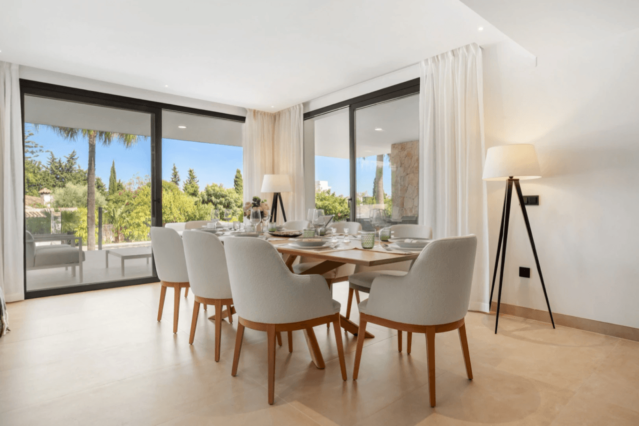 Luxurious Chalet for Sale in Marbella, Costa del Sol - 4 Beds, 5 Baths