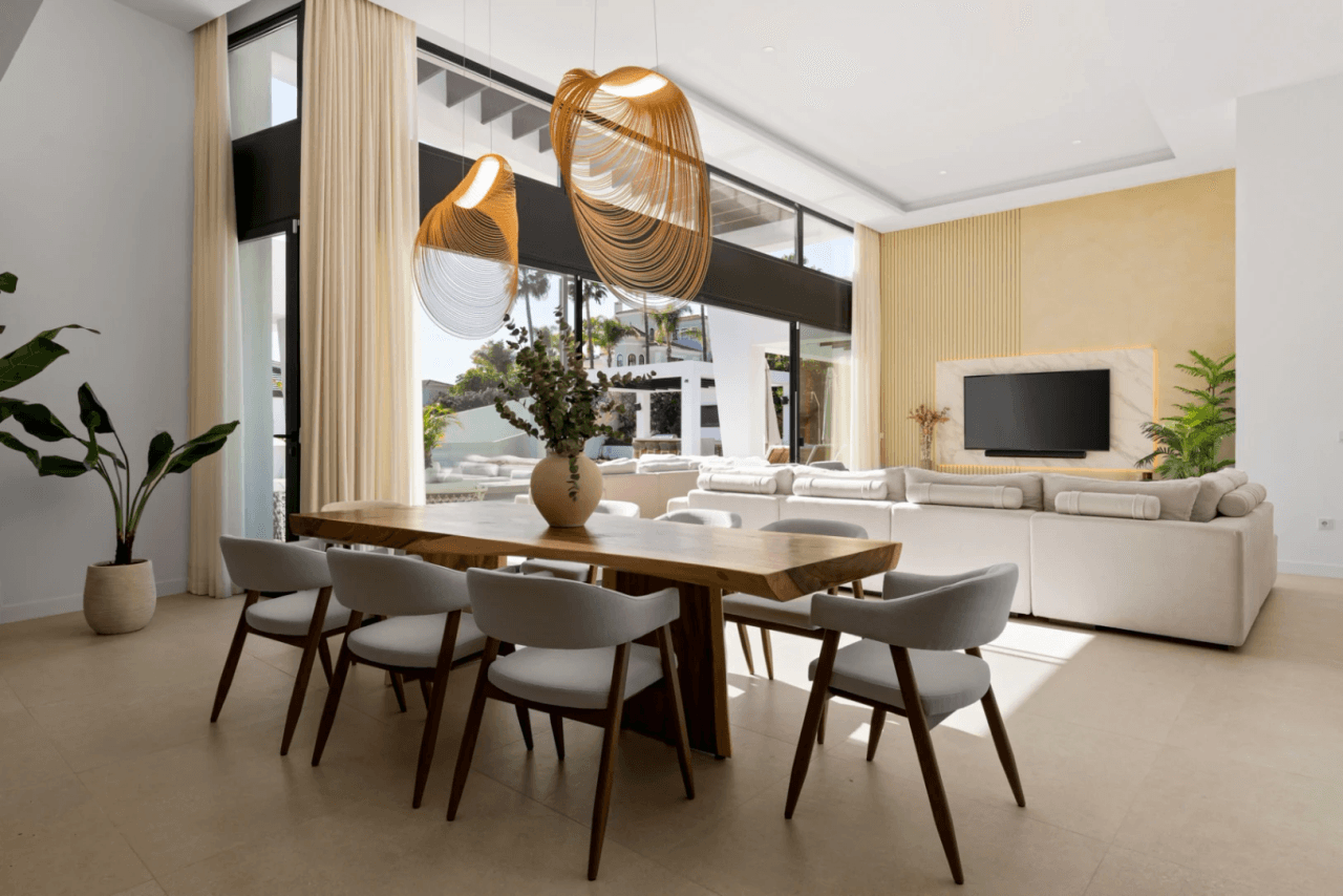 Luxurious Chalet for Sale in Marbella, Costa del Sol - 6 Bedrooms