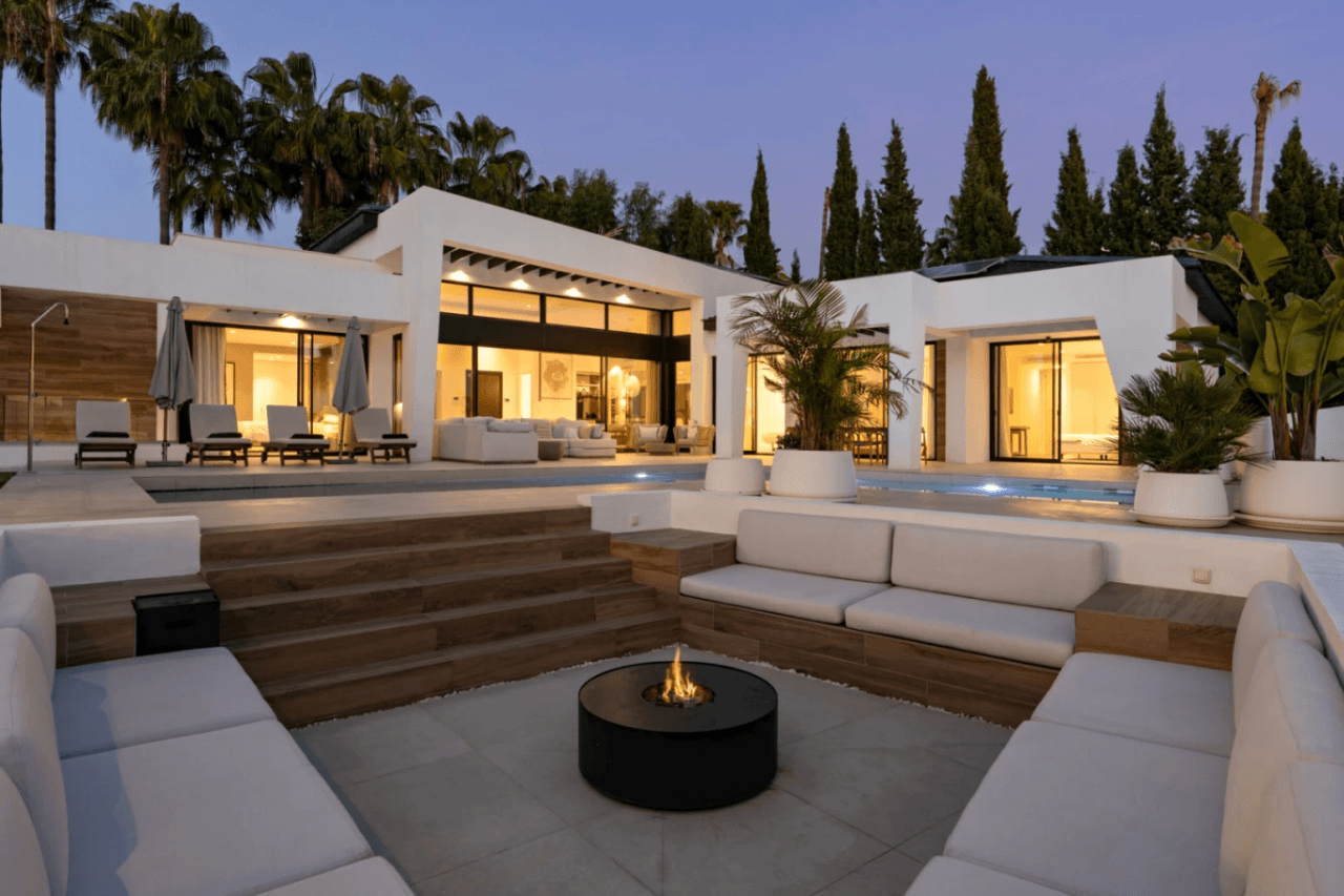 Luxurious Chalet for Sale in Marbella, Costa del Sol - 6 Bedrooms
