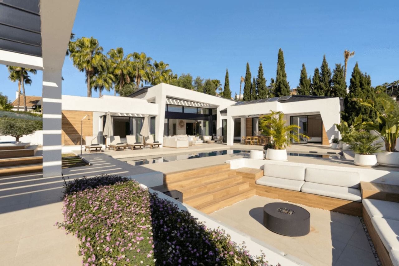 Luxurious Chalet for Sale in Marbella, Costa del Sol - 6 Bedrooms