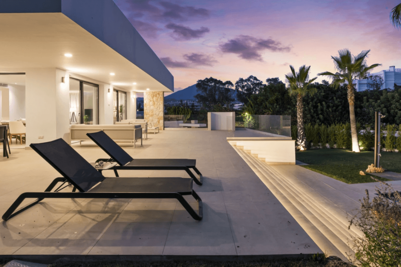 Luxurious Chalet for Sale in Marbella, Costa del Sol - 4 Beds, 5 Baths