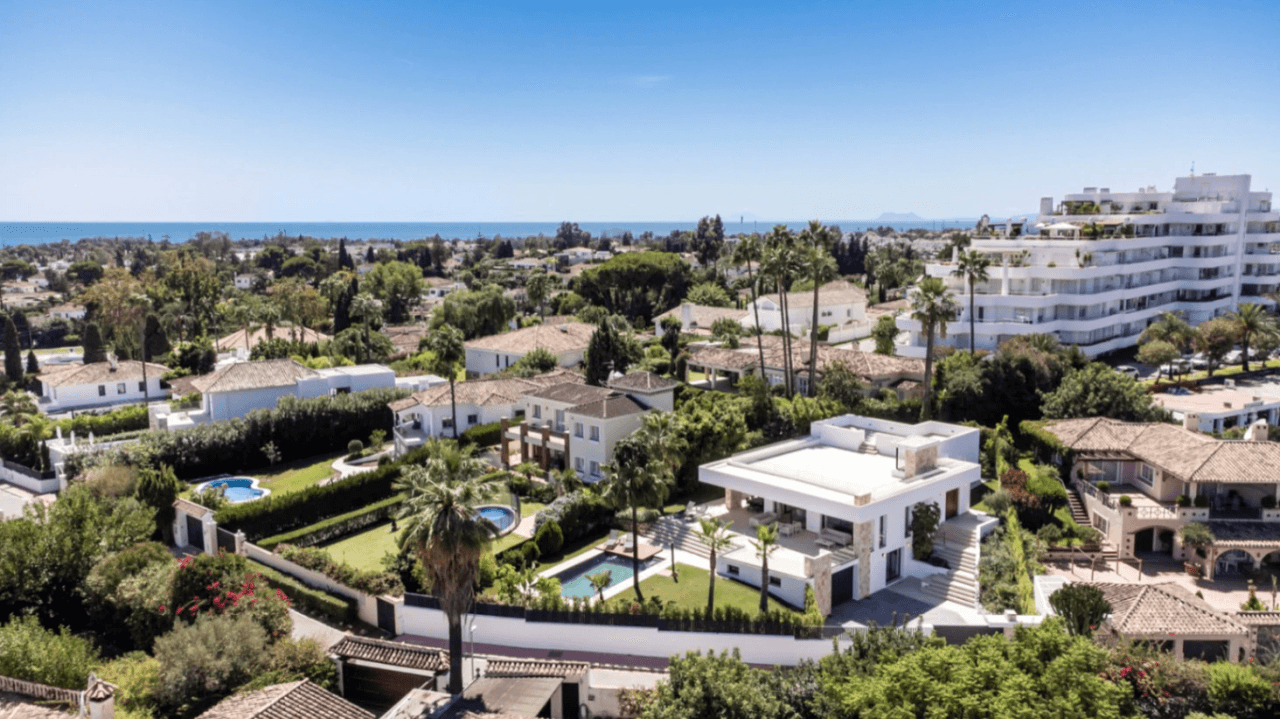 Luxurious Chalet for Sale in Marbella, Costa del Sol - 4 Beds, 5 Baths
