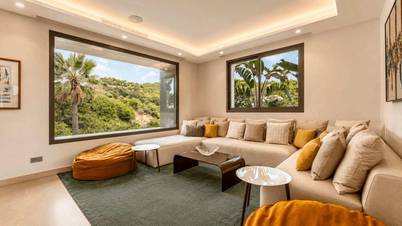 Luxurious 6-Bedroom Villa for Sale in Benahavís, Costa del Sol