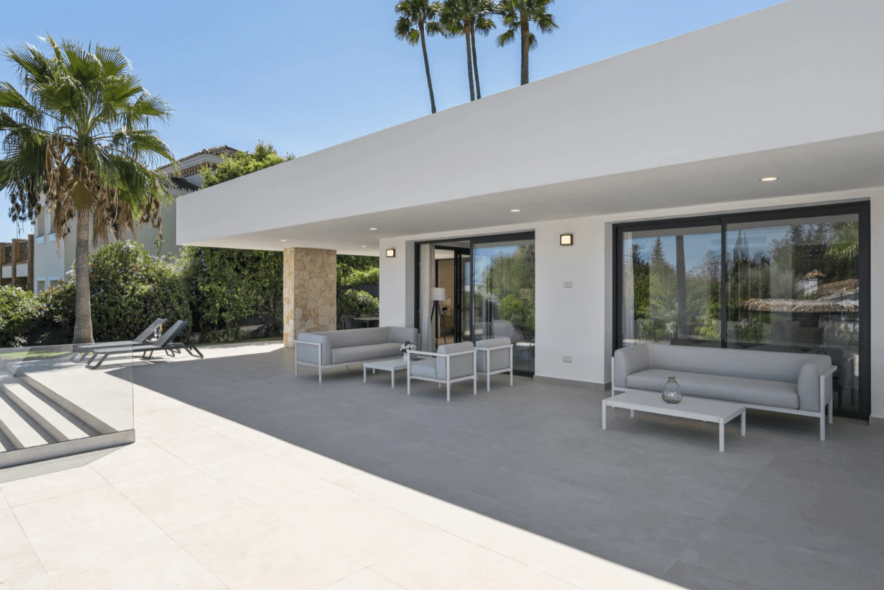 Luxurious Chalet for Sale in Marbella, Costa del Sol - 4 Beds, 5 Baths