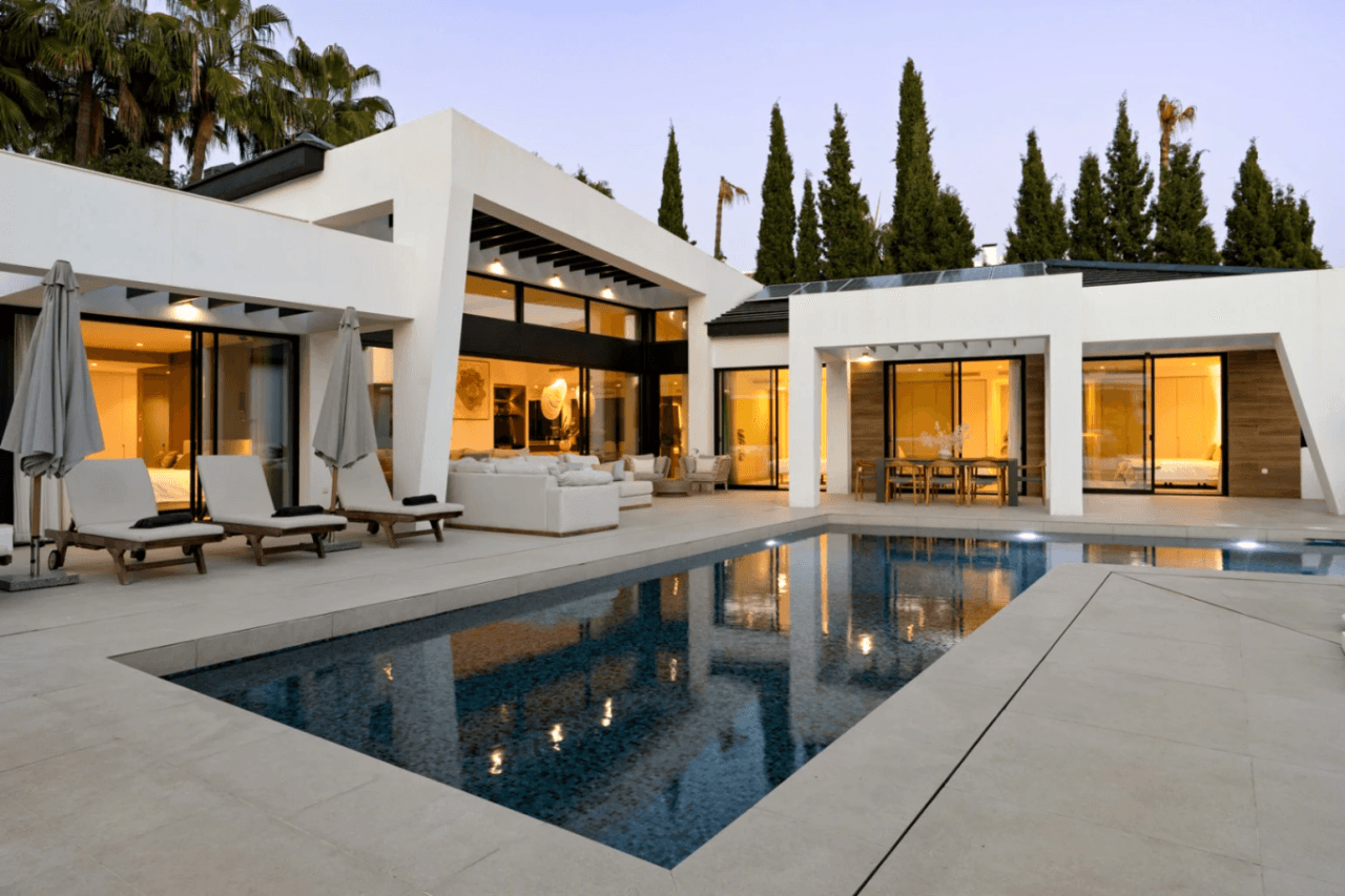 Luxurious Chalet for Sale in Marbella, Costa del Sol - 6 Bedrooms