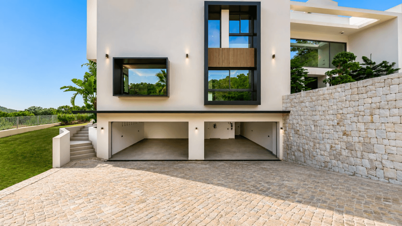 Luxurious 6-Bedroom Villa for Sale in Benahavís, Costa del Sol